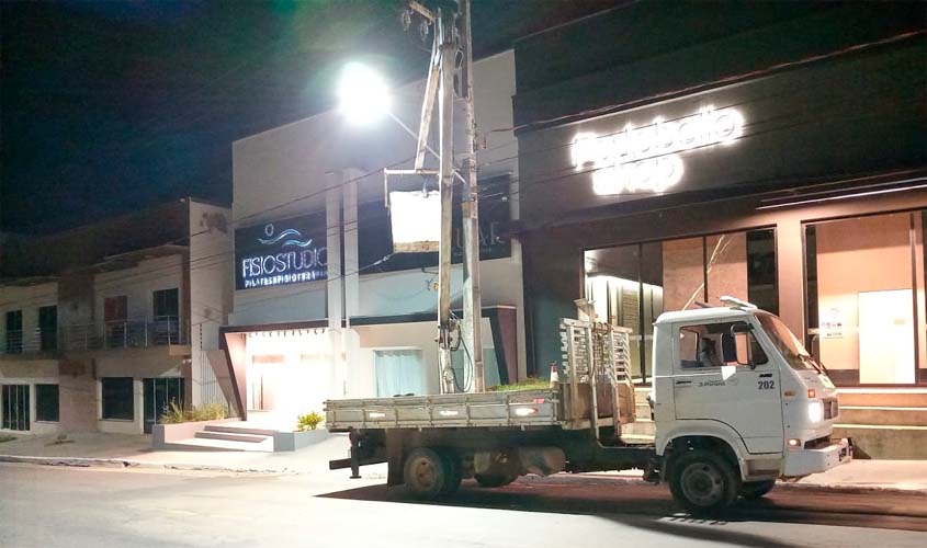 Prefeitura faz manutenção e troca lâmpadas da iluminação pública