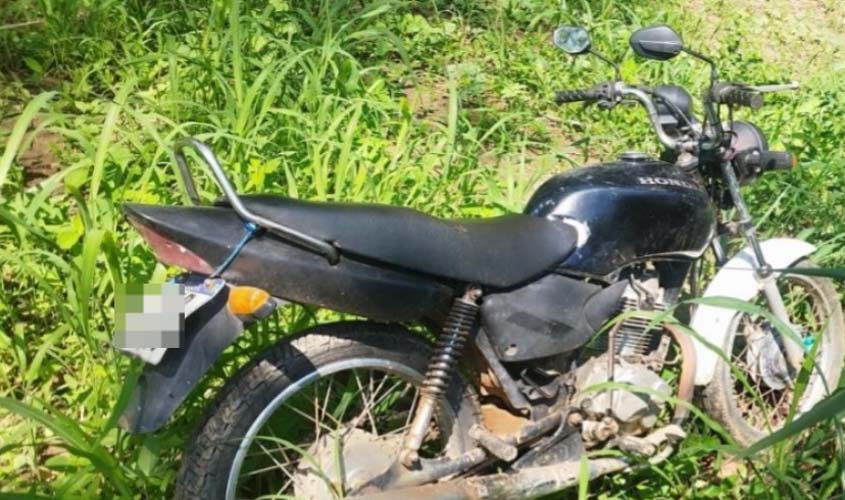 PM recupera moto furtada em mata em Cacaulândia