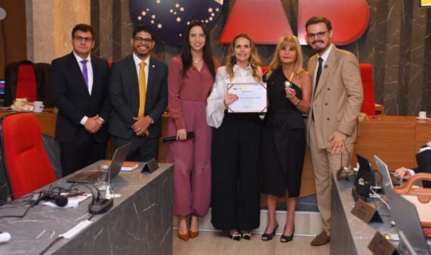 OAB Rondônia homenageia Rita Cortez com medalha