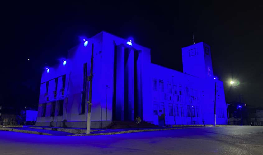 Sede da Prefeitura ganha iluminação dedicada à campanha Novembro Azul