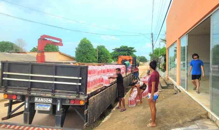 Defesa Civil entrega 1.500 fardos de água potável para famílias de Jaci-Paraná