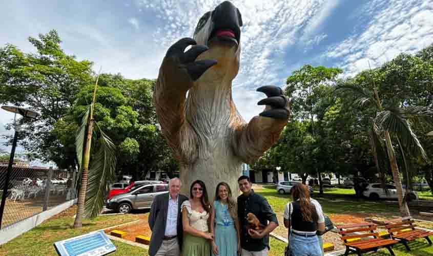 Escultura de 'preguiça-gigante' pré-histórica é um novo ponto turístico na sede do Serviço Geológico do Brasil em Porto Velho