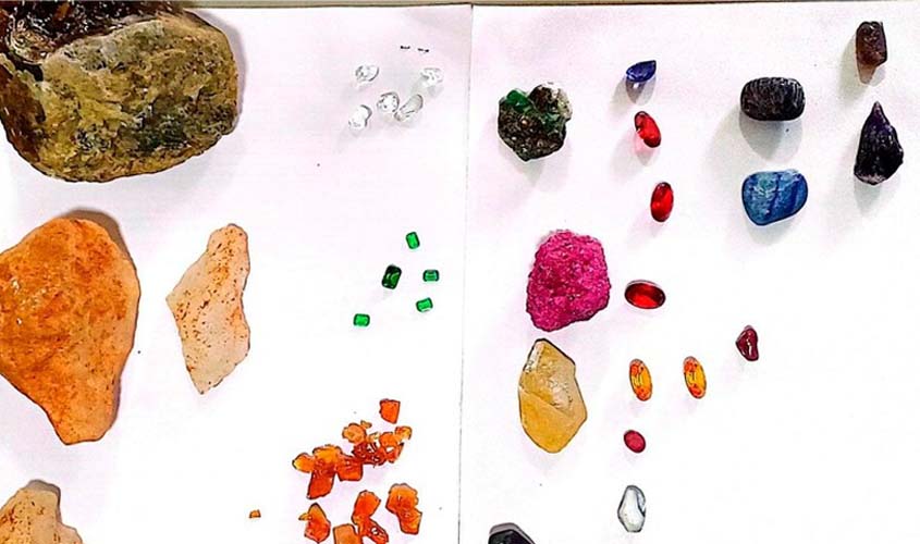 PRF em Rondônia apreende 67 pedras preciosas em carro