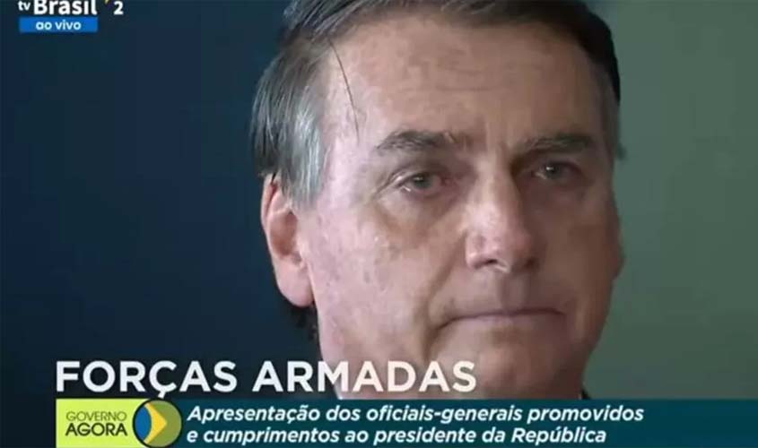 Bolsonaro chora em evento militar e internautas lembram: 'e daí?', 'chega de mimimi'