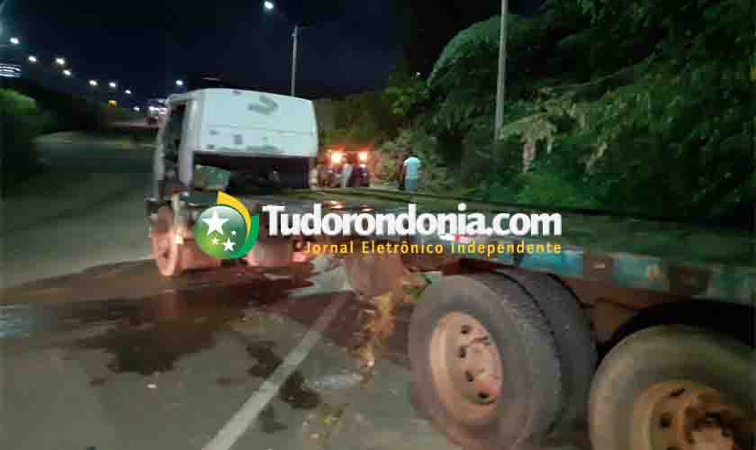 Grave acidente entre carreta e dois carros na capital