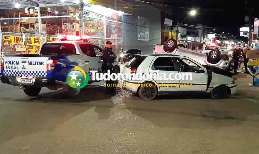 Caminhonete capota com cinco pessoas após motorista avançar sinal vermelho 