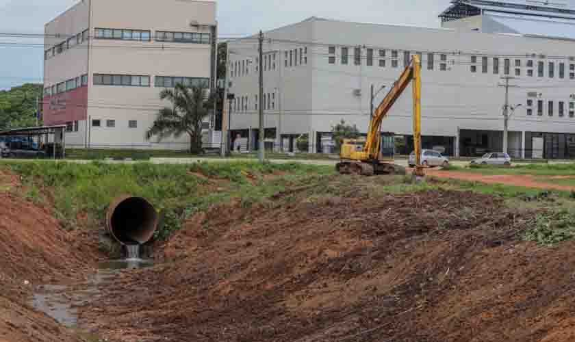 Canais que cortam Porto Velho recebem limpeza