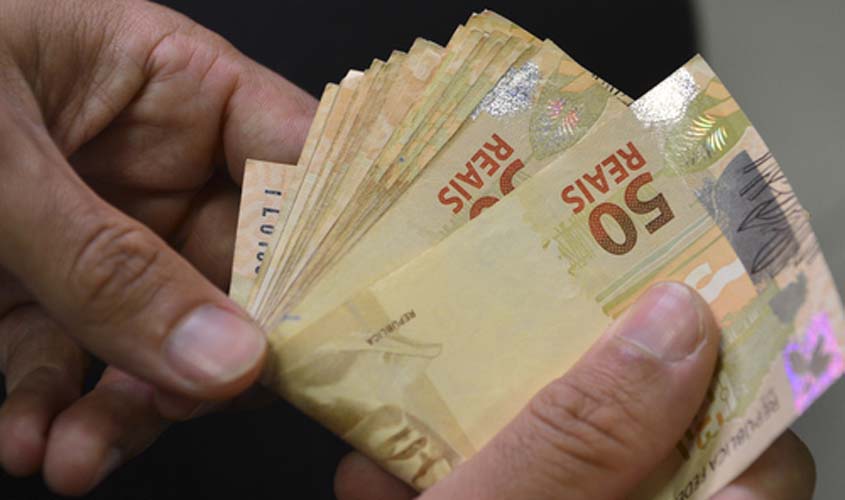 MP que reajusta salário mínimo para R$ 1.320, ainda não publicada, provoca tensão no governo