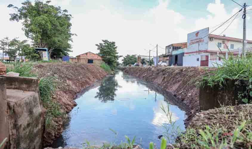 Prefeito Léo Moraes faz apelo à população para não descartar lixo nos canais de Porto Velho