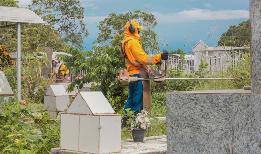 Com liberação da estrada, Prefeitura retoma os serviços de limpeza no Cemitério Santo Antônio