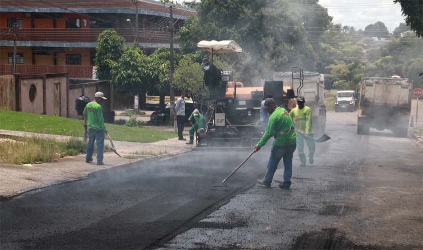 Prefeitura recapeia trecho da rua Pedro Teixeira