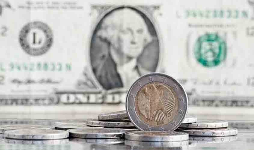 Dólar fecha em queda, mas no menor patamar desde novembro, cotado a R$ 5,76