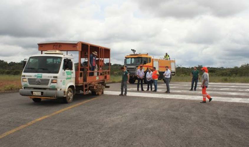 DER realiza a pintura de sinalização da pista do aeroporto Brigadeiro Camarão, em Vilhena