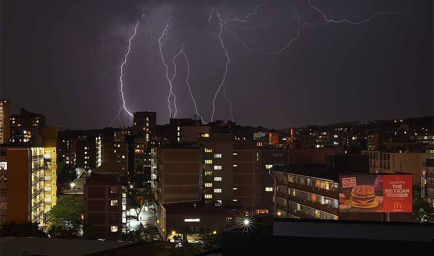 Raio mata três pessoas na Grande São Paulo