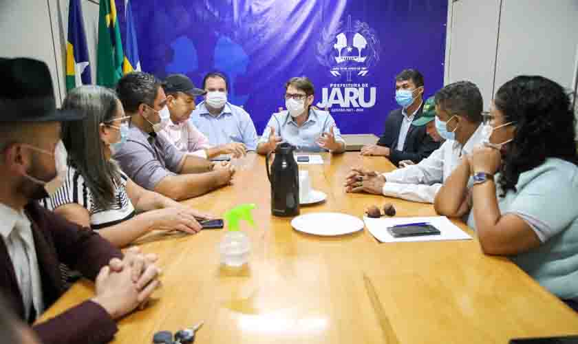 Reunião entre legislativo e executivo municipal define piso salarial de R$ 3.845,63 para professores em Jaru