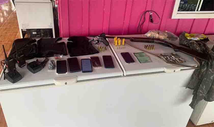 Duas pessoas presas, rádios transmissores, munições e armamento foram apreendidos em União Bandeirantes