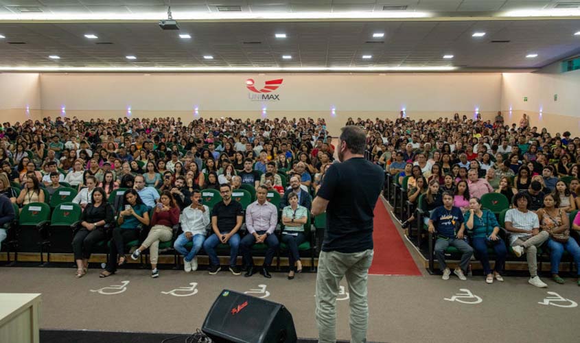 Estudantes do Programa assinam termo de concessão da bolsa de estudos