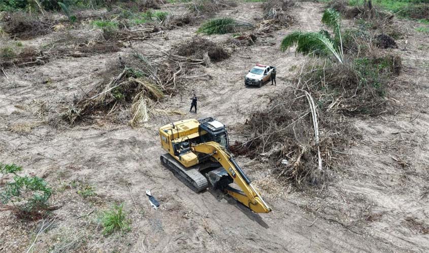Polícia Ambiental apreende escavadeira em desmatamento