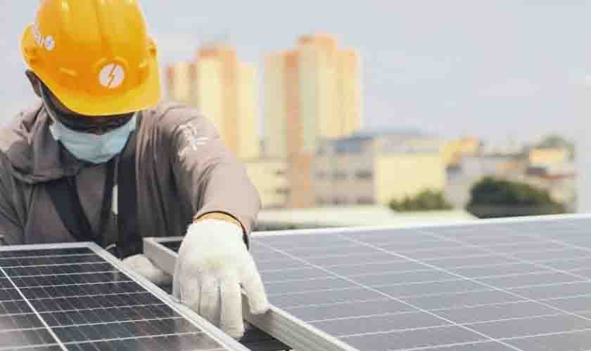 Energia solar em telhados brasileiros chega a 10 gigawatts e tem crescimento de 100% no último ano