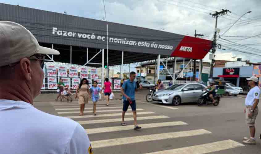 Semtran realiza ação educativa para ensinar pedestres a utilizar tecnologia que permite atravessar a rua com segurança
