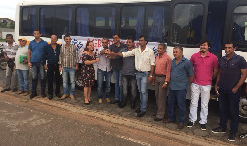 Expedito Netto entrega ônibus para Prefeitura de Alta Floresta