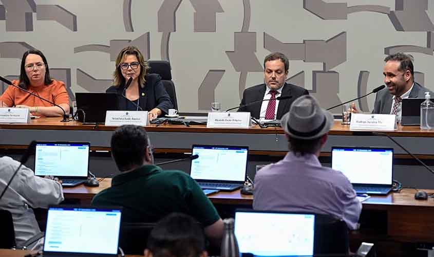 Debatedores defendem novas regras para motoristas e entregadores de aplicativos  