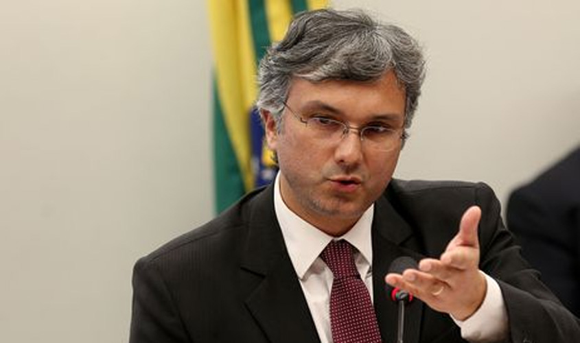 Ministro diz que projeção de salário mínimo em R$ 1.002 está mantida