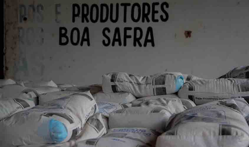 Governo entrega calcário para pequenos produtores do setor Chacareiro de Porto Velho