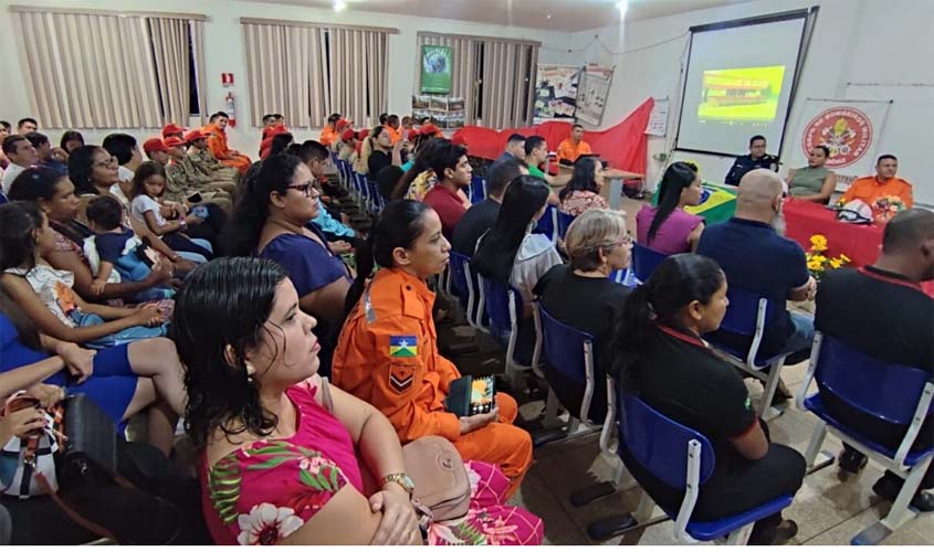 Aula inaugural do Programa Educacional Bombeiro Mirim é realizada no município