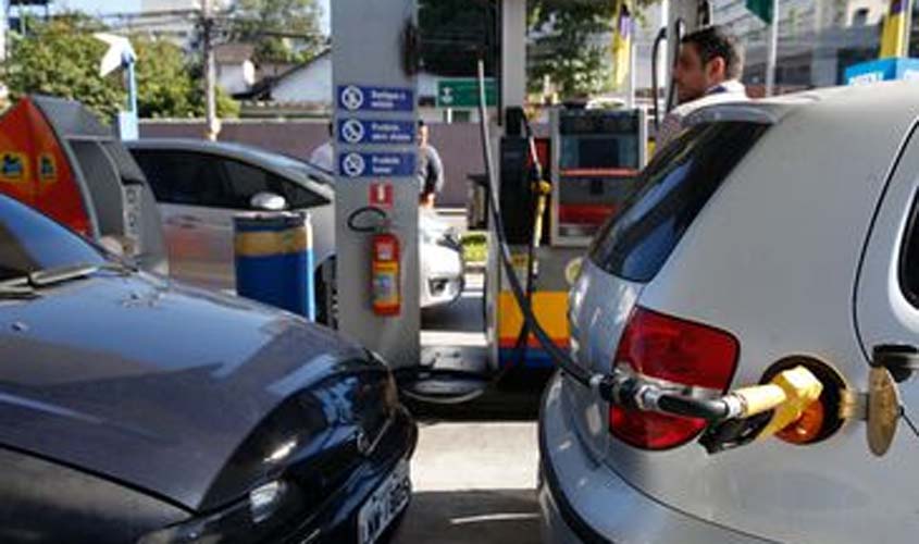 Preço da gasolina sobe em refinarias, mas baixa nos postos, diz ANP