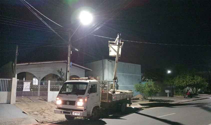 Prefeitura realiza reparos na iluminação pública em diversos bairros