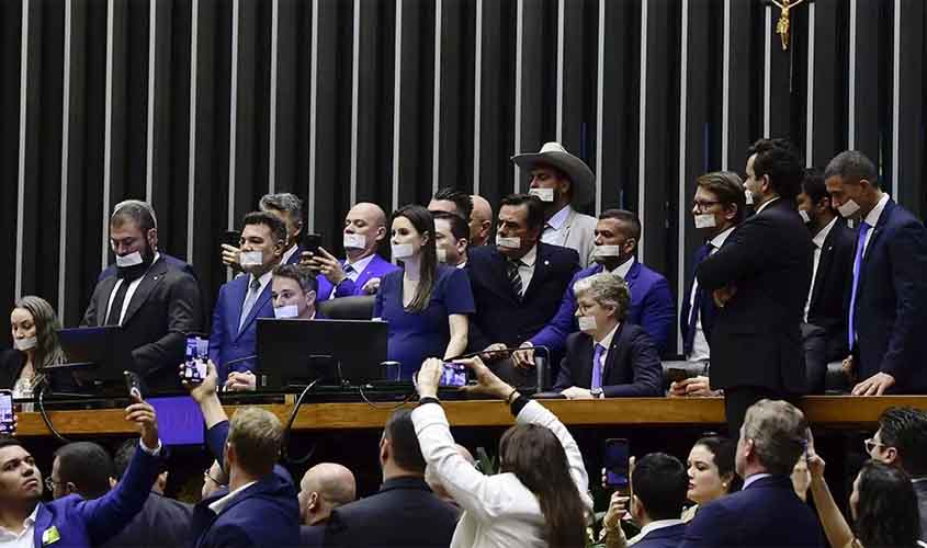 Bolsonaristas repetem ditadura e fecham Congresso