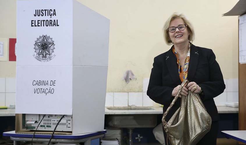 Depois de votar, presidente do TSE deseja eleição tranquila