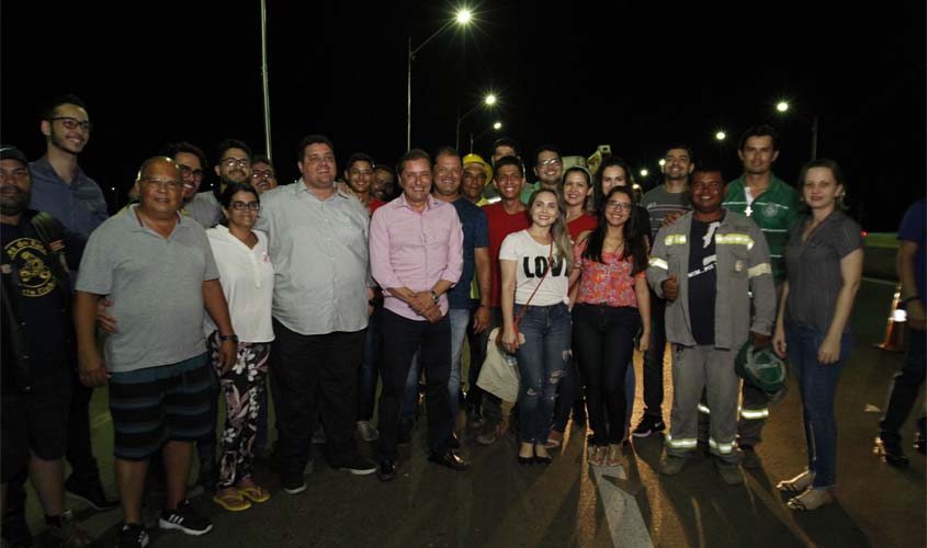 Prefeito inaugura iluminação do viaduto da Campos Sales