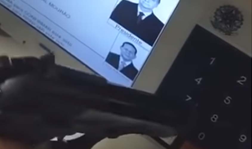 TSE apura imagens e vídeo de eleitores com armas em cima de urnas