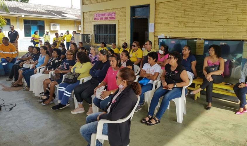 Servidoras participam de ação sobre Outubro Rosa