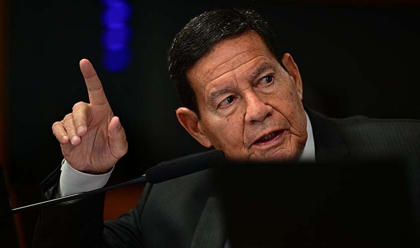 Projeto sobre uso da força policial tem votação adiada