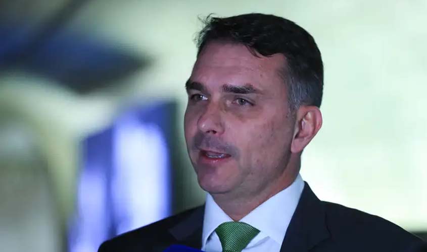 Flávio Bolsonaro recebe apoio e defende mudar Constituição