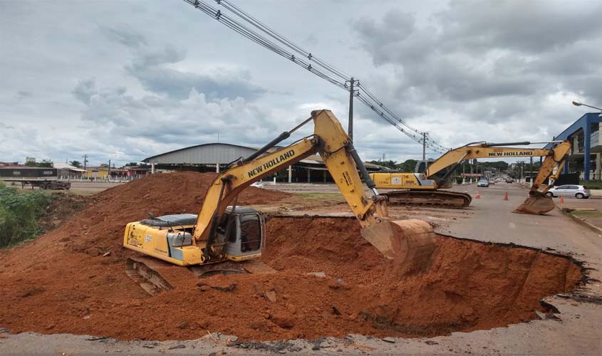 Avenida está interditada parcialmente para execução de obras