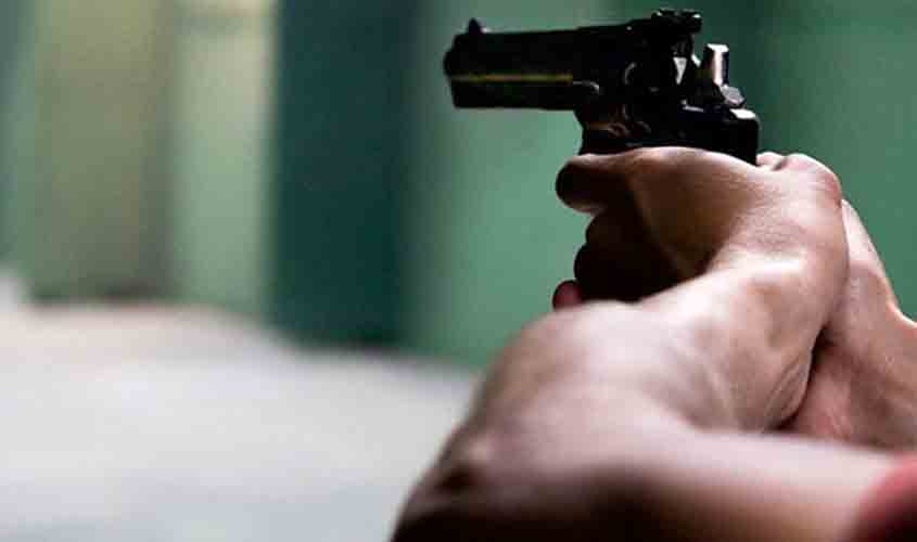 Jovem de 21 anos tenta matar namorado a tiro em Ariquemes