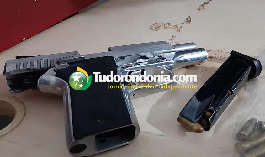 Polícia ambiental prende homem com pistola dentro de carro 