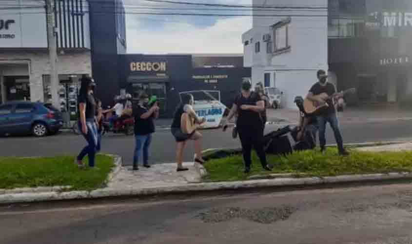 Músicos fazem manifestação pedindo volta ao trabalho