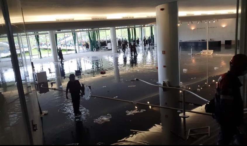 Líderes condenam vandalismo contra Congresso, STF e Planalto e exigem punição dos responsáveis  