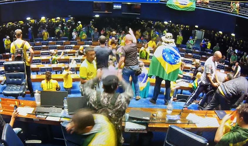 Senadores pedem providências e repudiam violência e vandalismo em Brasília 