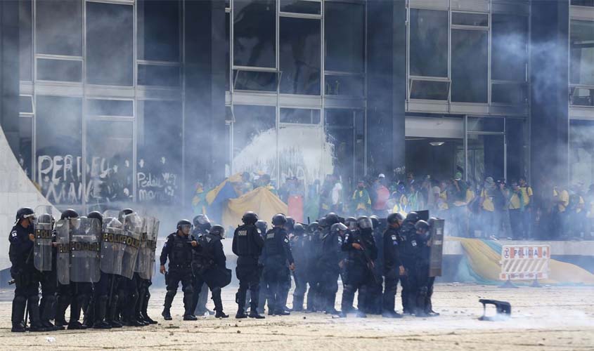 Forças de segurança conseguem desocupar rampa do Planalto