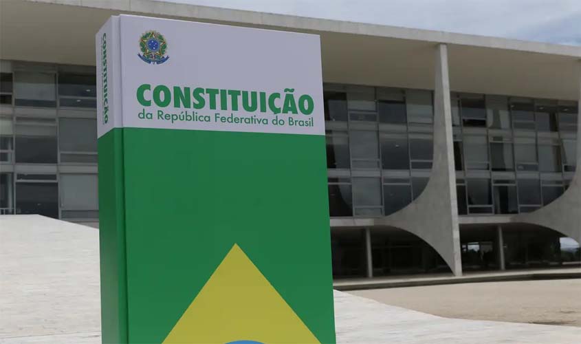 Sedes dos três poderes exibem representação da Constituição Federal