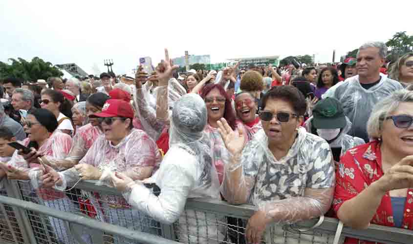 Manifestantes comemoram democracia na Praça dos Três Poderes