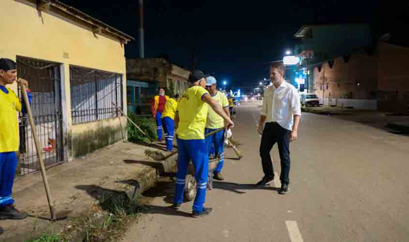 Prefeito Léo Moraes acompanha mutirão de limpeza na avenida Jatuarana