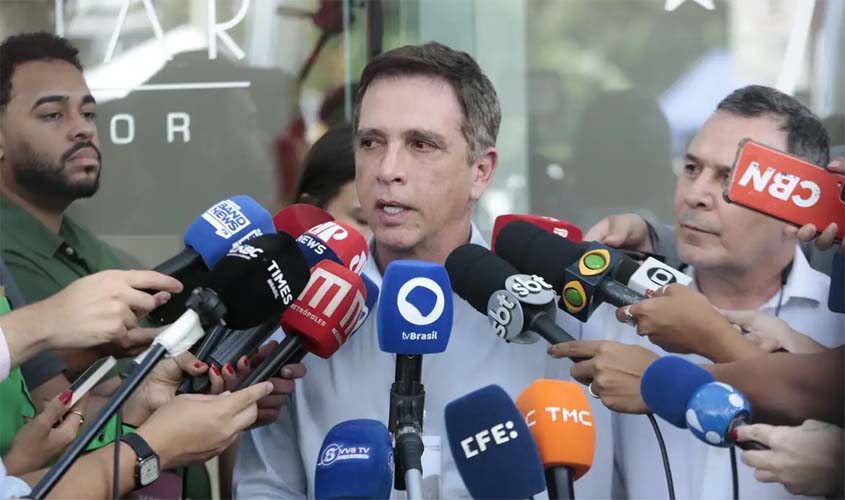 Médico de Bolsonaro confirma leve traumatismo craniano