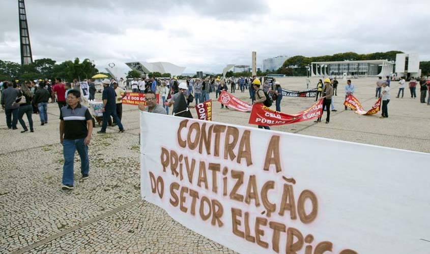 Trabalhadores protestam contra assembleia sobre venda de empresas da Eletrobras